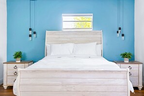 3 bedrooms, iron/ironing board, travel cot, WiFi - "The Coastal Dream" only 3miles to the beach. (Naples)