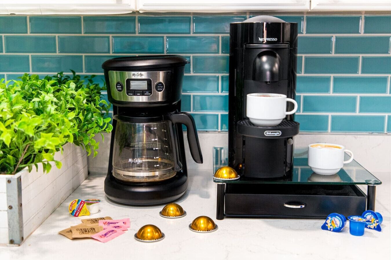 Eine Kaffeemaschine mit digitalem Display, eine Kaffeekanne und eine Tasse auf einem Glastisch.