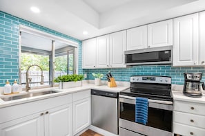 Refrigerador, microondas, horno y parrilla de estufa 