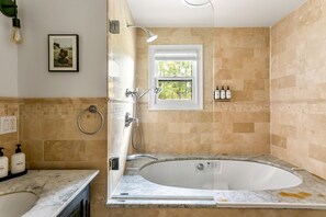 Combined shower/bathtub, hair dryer, towels, soap - Catskills Mountain Cabin with Hot Tub and Fire Pit - 2025 Rental of the Year (Jewett)