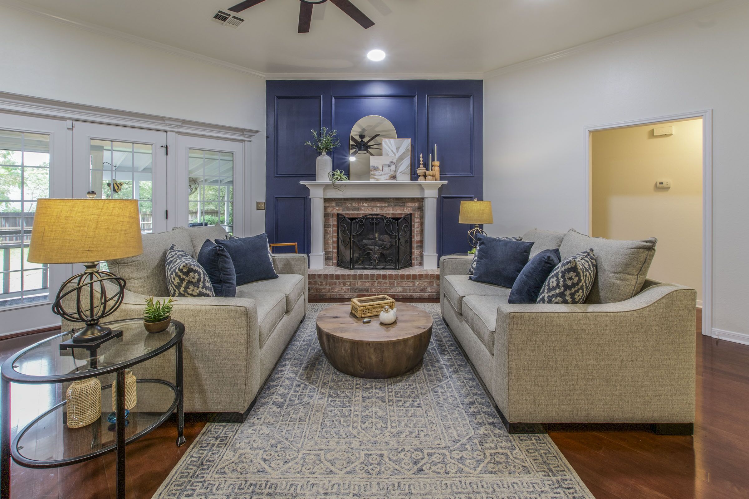 Leisure stroll to Salado Creek, golf, walk Downtown.  Screened porch!