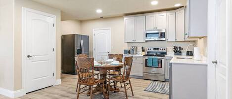 Jääkaappi, mikroaaltouuni, uuni, liesi