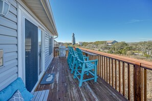 Outdoor dining - Wonder the Sea:Sweeping Intracoastal Views, Walk to Beach, Hot Tub, Pets Welcome (Surf City)