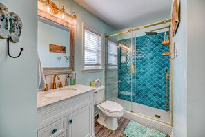 Combined shower/tub, hair dryer, towels, soap - Wonder the Sea:Sweeping Intracoastal Views, Walk to Beach, Hot Tub, Pets Welcome (Surf City)