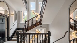 Unclassified image, 4 of 20, button - Stunning 4-bed Apartment in Mayfair (London)