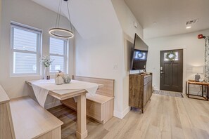 A modern kitchen with a wooden table, bench seating, and a built-in oven. - Brand New | 3 Beds | Mini Golf | Lazy River | RR (Washington)