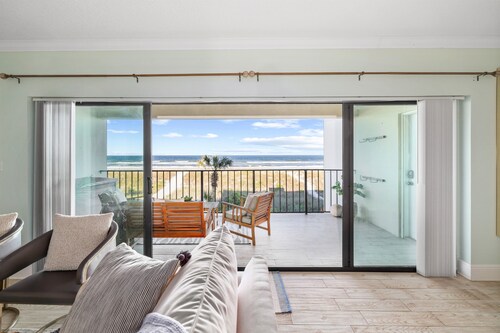 Oceanview Balcony! The Beach is your backyard!