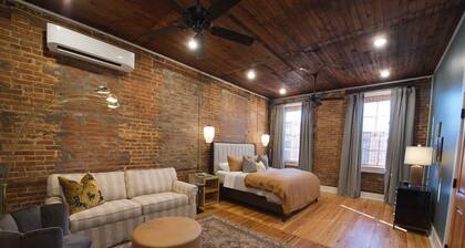 The New York Room- The Buzzard's Roost Inn