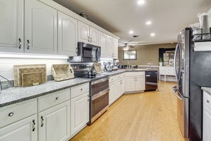 Fridge, microwave, stovetop, dishwasher