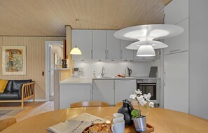 ثلاجة، موقد طهي مسطح، غسالة أطباق، ماكينة لصنع القهوة/الشاي