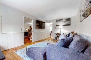 TV, fireplace, books - Home with large backyard, fireplace, washer/dryer & pool - near shops & dining (Tobyhanna)