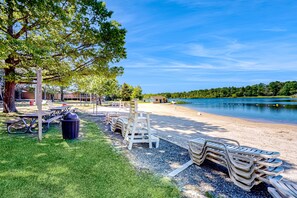 Beach nearby - Home with large backyard, fireplace, washer/dryer & pool - near shops & dining (Tobyhanna)