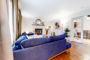 TV, fireplace, books - Home with large backyard, fireplace, washer/dryer & pool - near shops & dining (Tobyhanna)