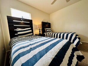 4 habitaciones, tabla de planchar con plancha, wifi y ropa de cama