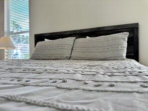 4 bedrooms, iron/ironing board, WiFi, bed sheets
