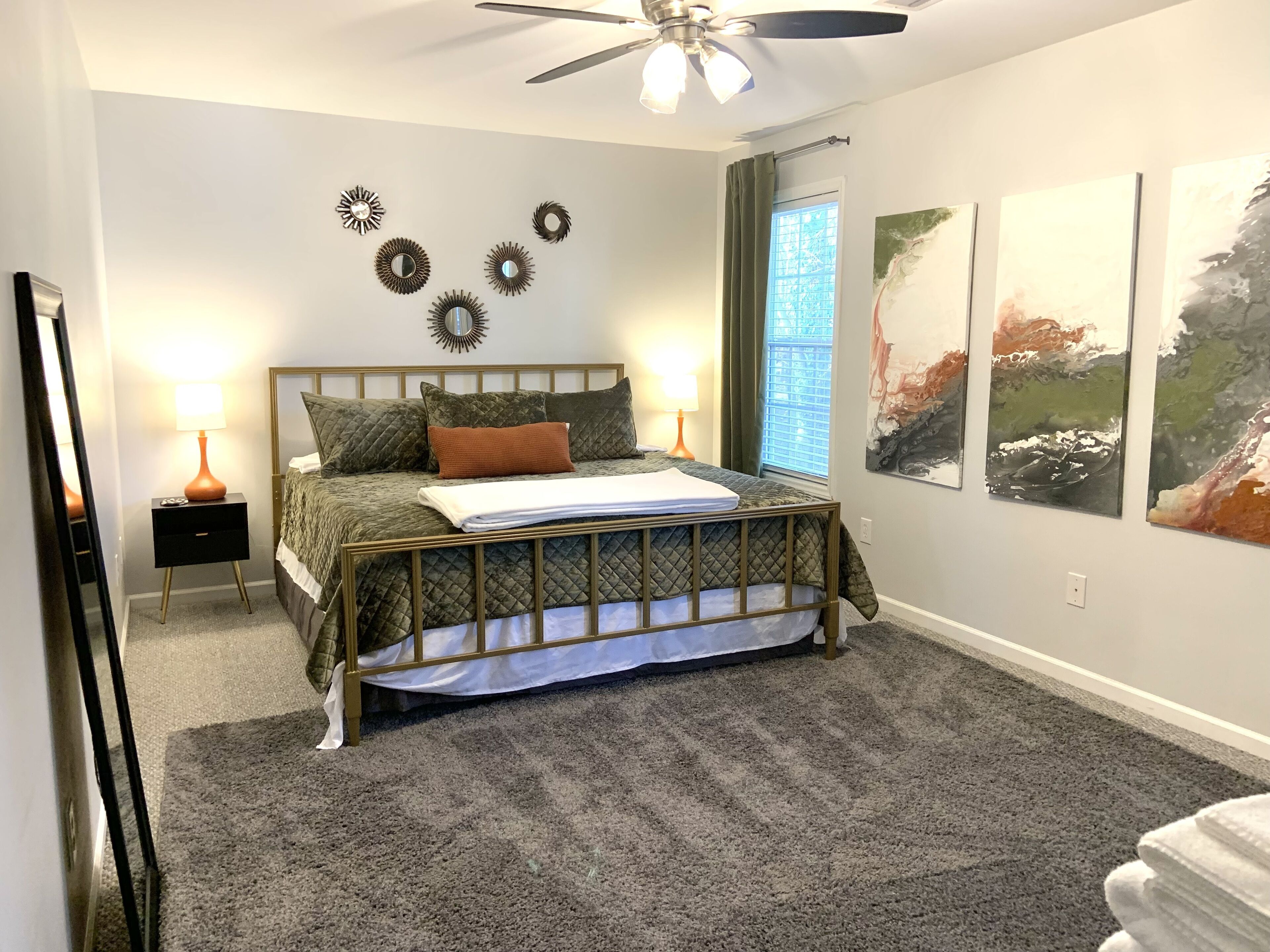 King Bed, Pet Friendly, and Extended Stay 30+ Days Cozy Retreat