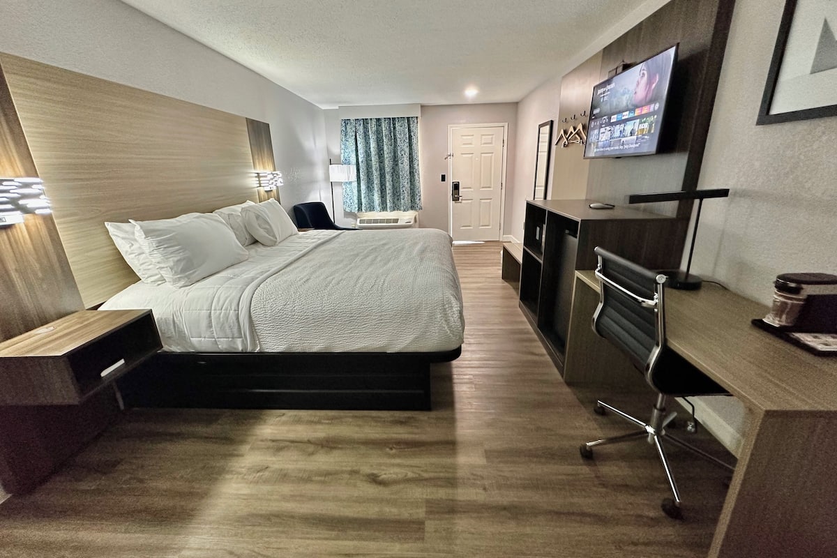 Standard Room, Corner