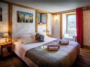 5 bedrooms, iron/ironing board, WiFi, bed sheets