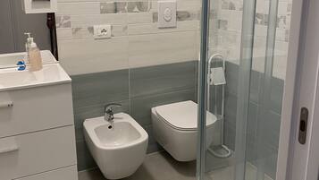 Dusche, Haartrockner, Bidet, Handtücher