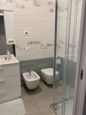 Dusche, Haartrockner, Bidet, Handtücher