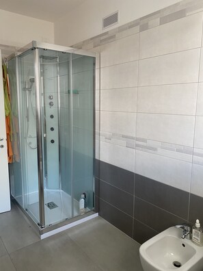 Shower, hair dryer, bidet, towels - Apartment with private parking (Limena)