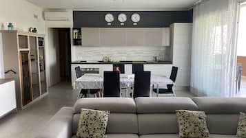 Smart TV, lettore DVD, libri, videoteca