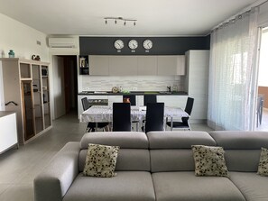 Smart-tv, dvd-spelare, böcker och ett filmbibliotek