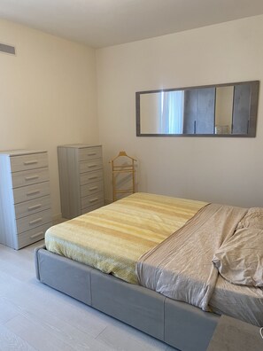 3 sovrum, skrivbord, gratis wi-fi och sängkläder