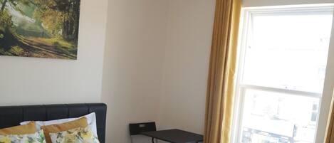 1 Schlafzimmer, Schreibtisch, Bügeleisen/Bügelbrett, Reisekinderbett