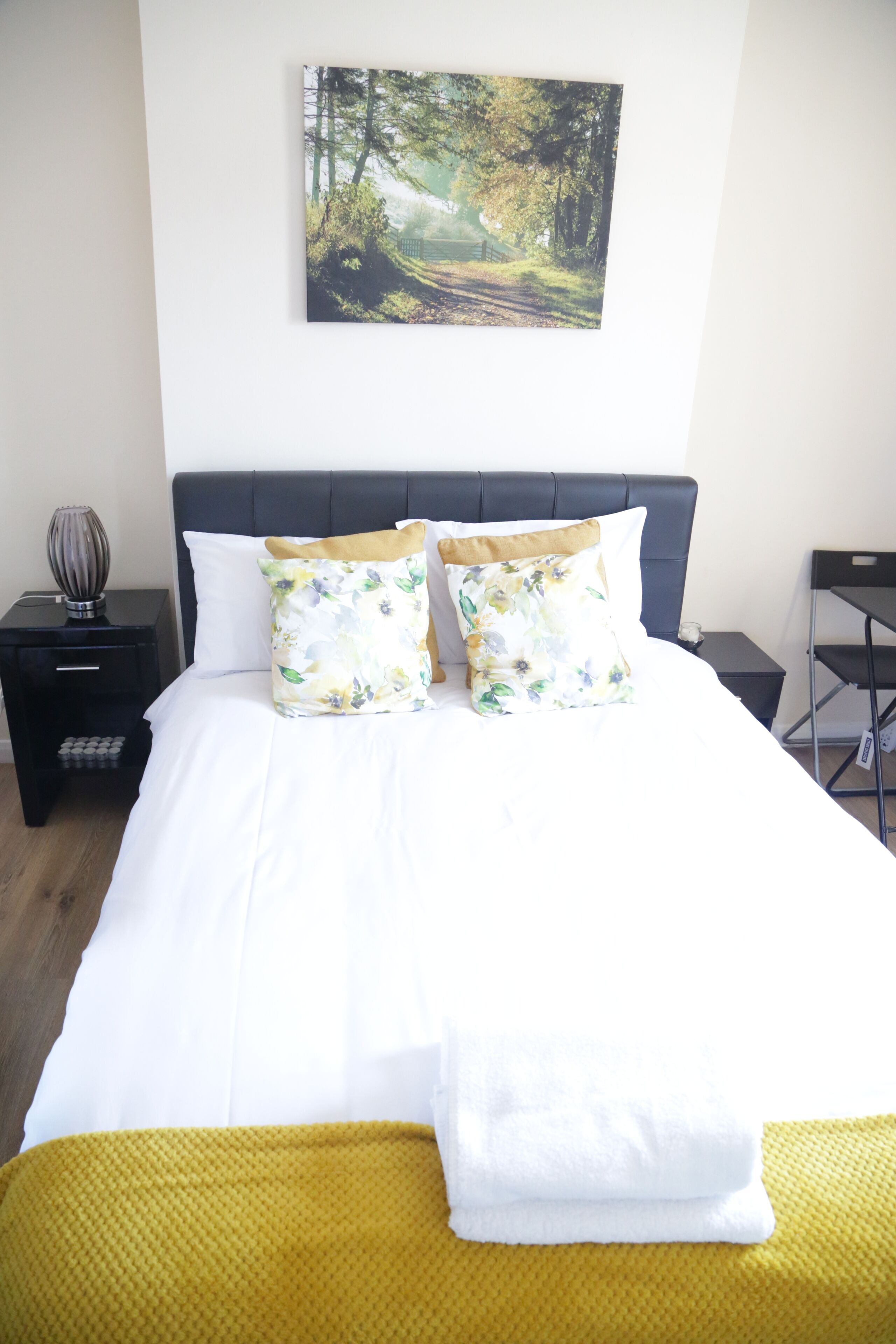 1 dormitorio, escritorio, tabla de planchar con plancha y cuna de viaje