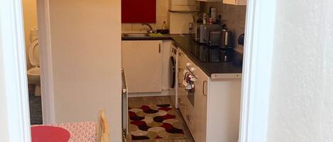 冷蔵庫、電子レンジ、オーブン、コンロ