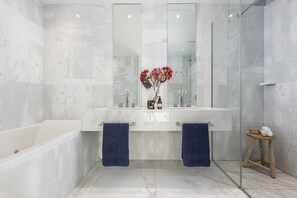 Shower, towels - Beautiful 4-bed Apartment in Munich Center (Munich)