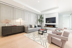 Living room - Beautiful 4-bed Apartment in Munich Center (Munich)