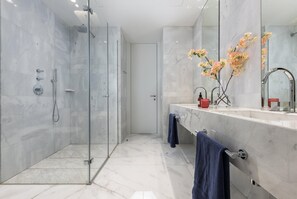 Douche, serviettes fournies