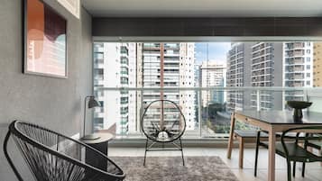 Business-Studiosuite, 1 Queen-Bett, Küche, Stadtblick | Esszimmer