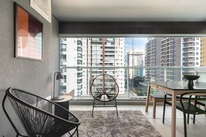 Suíte estúdio empresarial, 1 cama Queen, cozinha, vista para a cidade | Sala de jantar