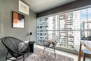 Suíte estúdio empresarial, 1 cama Queen, cozinha, vista para a cidade | Sala de jantar