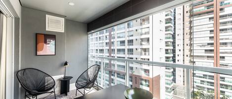 Suíte estúdio empresarial, 1 cama Queen, cozinha, vista para a cidade | Parte interna