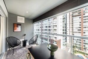 Suíte estúdio empresarial, 1 cama Queen, cozinha, vista para a cidade | Parte interna