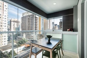 Suíte estúdio empresarial, 1 cama Queen, cozinha, vista para a cidade | Vista do quarto
