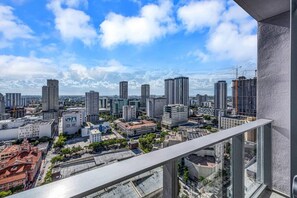 Property grounds - Modern 1 Bed Condo across from Bayside in Downtown Miami (Miami)