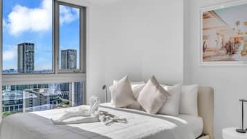 1 habitación, escritorio, tabla de planchar con plancha y cuna de viaje