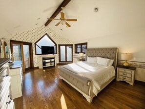 7 soverom, skrivebord, strykejern/-brett og reiseseng for barn