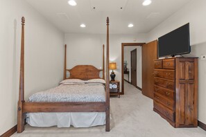 8 bedrooms, desk, iron/ironing board, travel cot