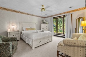 8 bedrooms, desk, iron/ironing board, travel cot - 12,000 Sq. Ft. Home on 15 hunting acres with an in-door pool and sauna (Burlington)