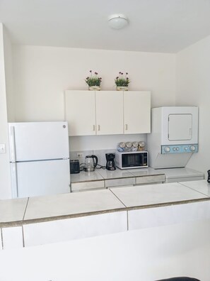 Fridge, microwave, oven, stovetop - Cozy, Cole Bay, one bedroom with security and free parking (Cole Bay)
