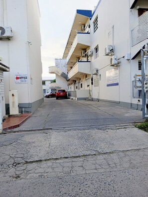 Un immeuble avec une enseigne indiquant la présence de bureaux au rez-de-chaussée.
