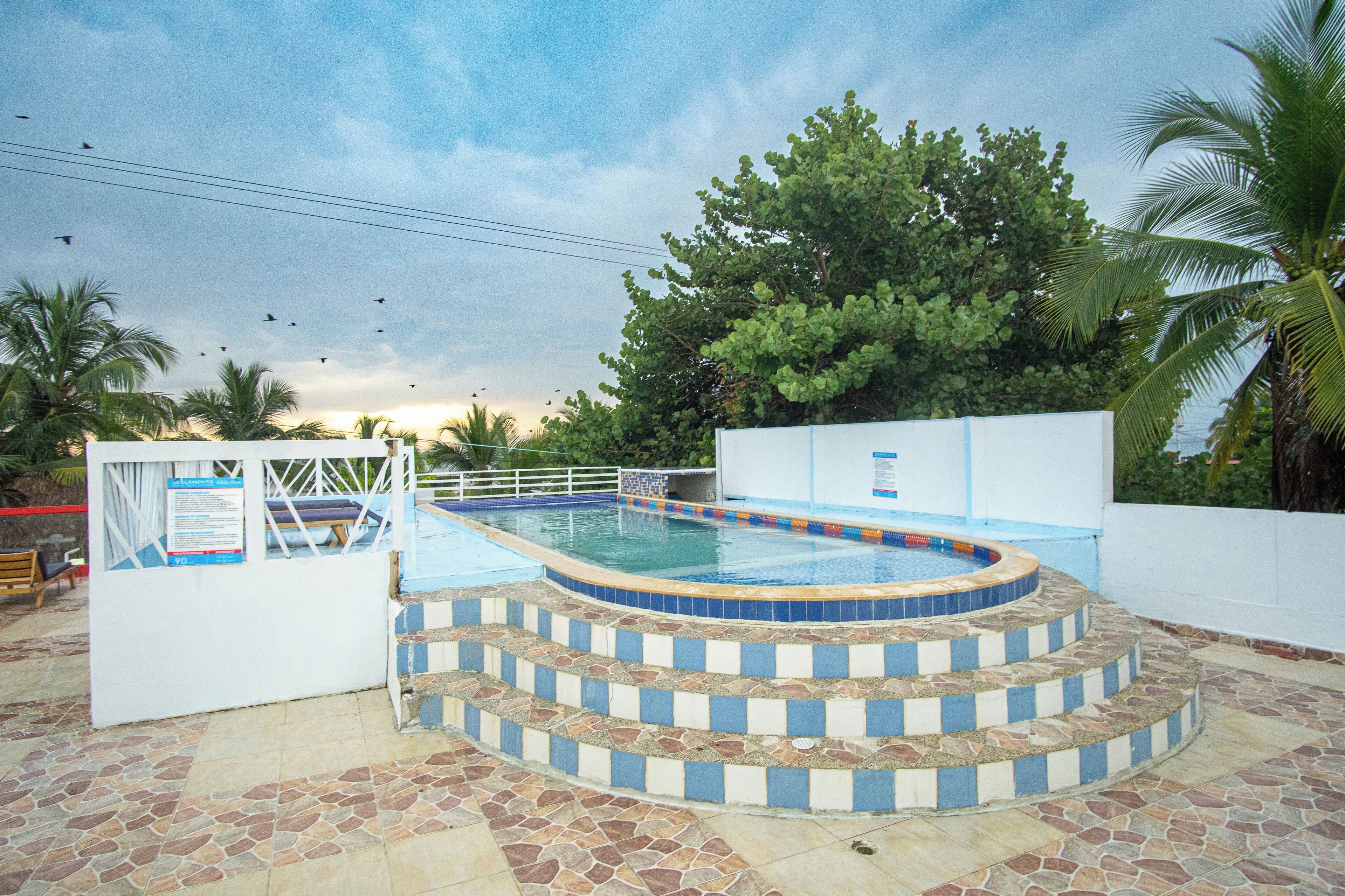 Una piscina al aire libre