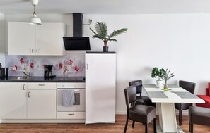 Fridge, oven, stovetop, coffee/tea maker