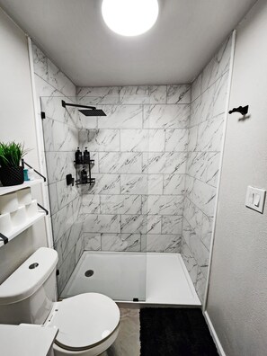 Dusche, Handtücher, Seife, Toilettenpapier